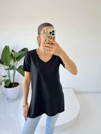 Siyah V yaka Oversize Yanları Yırtmaçlı Tshirt GausTSHIRTGU001507