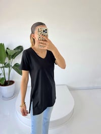 Siyah V yaka Oversize Yanları Yırtmaçlı Tshirt GausTSHIRTGU001507