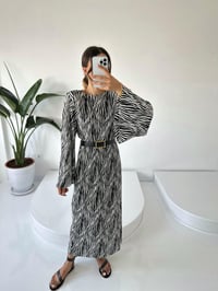 Vatkalı Zebra Desenli Pilise Kemerli Maxi ElbiseGausELBİSEGU001447
