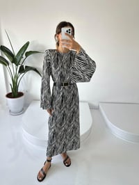 Vatkalı Zebra Desenli Pilise Kemerli Maxi ElbiseGausELBİSEGU001447