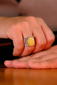Koleksiyonluk Usta El İşçiliği Damla Kehribar Taşlı Gümüş Yüzük