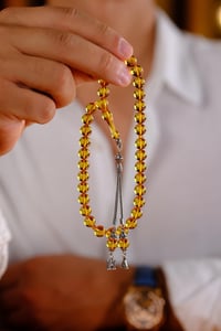 Premium Kutulu Kişiye Özel Gümüş Harf Tasarımlı Sarı Ateş-i Kehribar Tesbih
