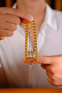 Premium Kutulu Kişiye Özel Gümüş Harf Tasarımlı Sarı Ateş-i Kehribar Tesbih