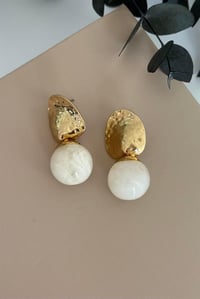 Beyaz Top Detaylı Küpe