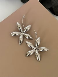 Çiçek Motifli Silver Küpe