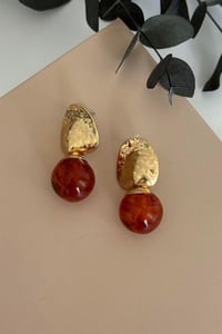Kahverengi Top Detaylı Küpe