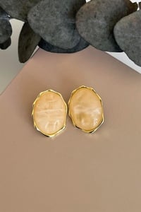 Oval Beyaz Küpe