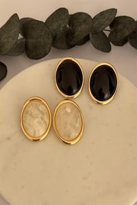 Oval Beyaz Sedefli Küpe
