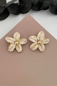 Petal Beyaz Küpe