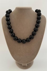 Siyah Top Detaylı Kolye
