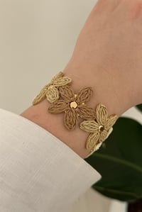 Üç Renk Çiçek Motifli Hasır Bileklik