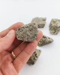 Doğal Pirit Taşı - Zenginlik ve İlhamın Parlayan Gücü