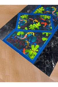 Su Bahçesi – 3D Balık ve Nilüfer Desenli Masa Runner & 4’lü Supla Takımı