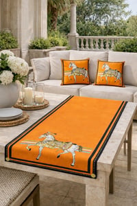 Tarzını Seç Royal At Desenli Salon Dekoru 2 Adet Kırlent Kılıfı (40x38) 1 Adet Runner (40x140) Set