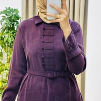 HİLAY EMOSH BRİTLİ DÜĞMELİ KEMERLİ ELBİSE MÜRDÜM