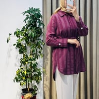 HİLAY SOHO ÖZEL TAŞ AKSESUARLI ÇİZGİLİ GÖMLEK  MÜRDÜM