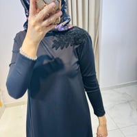 NURCAN ÇETİN OMUZU BONCUK DETAYLI ELBİSE