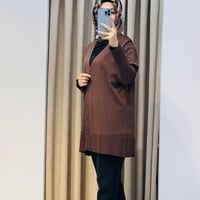 TIĞ TRİKO ETEĞİ SİMLİ ÖNDEN DÜĞMELİ RAYON HIRKA KAHVERENGİ