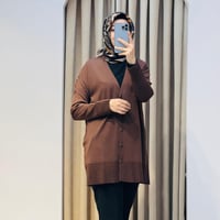 TIĞ TRİKO ETEĞİ SİMLİ ÖNDEN DÜĞMELİ RAYON HIRKA KAHVERENGİ
