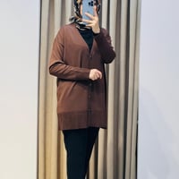TIĞ TRİKO ETEĞİ SİMLİ ÖNDEN DÜĞMELİ RAYON HIRKA KAHVERENGİ