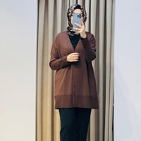 TIĞ TRİKO ETEĞİ SİMLİ ÖNDEN DÜĞMELİ RAYON HIRKA KAHVERENGİ