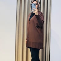 TIĞ TRİKO ETEĞİ SİMLİ ÖNDEN DÜĞMELİ RAYON HIRKA KAHVERENGİ