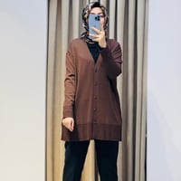 TIĞ TRİKO ETEĞİ SİMLİ ÖNDEN DÜĞMELİ RAYON HIRKA KAHVERENGİ