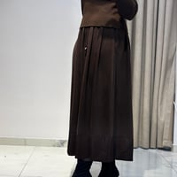 YUSUF ÖZDEMİR PARAŞÜT KUMAŞ DETAYLI KADİFE ETEK KAHVE