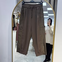 YUSUF ÖZDEMİR YANLARI PARAŞÜT KUMAŞ DETAYLI PANTOLON MOCHA