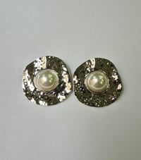 İNCİ DETAYLI METAL KÜPE 