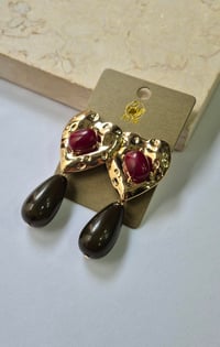 BORDO VE YEŞİL TAŞLI SALLANTILI KÜPE 