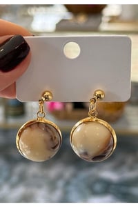 Akrilik Top Yuvarlak Şık Sallantılı Kadın Küpe