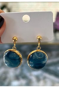 Akrilik Top Yuvarlak Şık Sallantılı Kadın Küpe