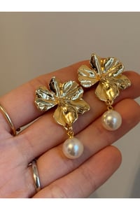 Daisy Kadın Çiçek İnci Detaylı Sallantılı Küpe