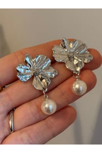 Daisy Kadın Çiçek İnci Detaylı Sallantılı Küpe