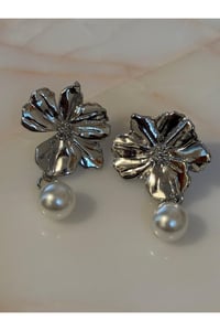 Daisy Kadın Çiçek İnci Detaylı Sallantılı Küpe