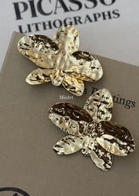Gold Büyük Çiçek Tasarım Küpe