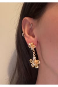 Kadın Metal Sallantılı Çiçek Küpe