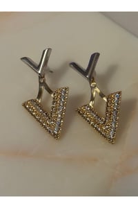 Kadın Taşlı V Küpe Trend Model