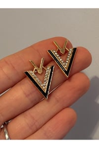 Kadın Taşlı V Küpe Trend Model