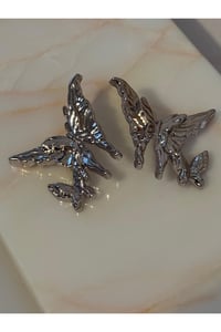 Kelebek Desenli Sallantılı Küpe