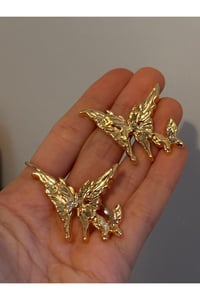 Kelebek Desenli Sallantılı Küpe