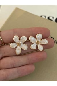 Mineli Kadın Çiçek Model Küpe