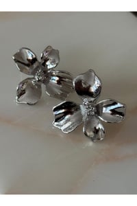 Parlak Tiger Lily Çiçek Küpe