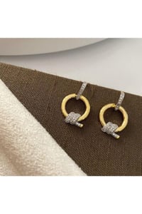 Zirkon Taş Ve Gold Detay Düğüm Figür Gold Renk Küpe