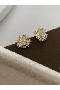 Zirkon Taş Ve Gold Detay Güneş Figür Gold Renk Gümüş Küpe