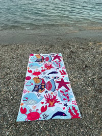 Desenli Premium Plaj Havlusu – Balık Yengeç Temalı Çocuk Deniz Havlusu 75x150 cm