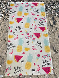 Hello Summer Desenli Premium Plaj Havlusu – Flamingo, Ananas & Karpuz Temalı, Hızlı Kuruyan Yumuşak Havlu