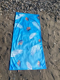 Mavi Tropikal Yaprak Desenli Premium Baskılı Plaj Havlusu – Yazlık Deniz Havlusu 75x150 cm