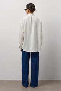 Beyaz Fular Yaka Çizgili Gömlek